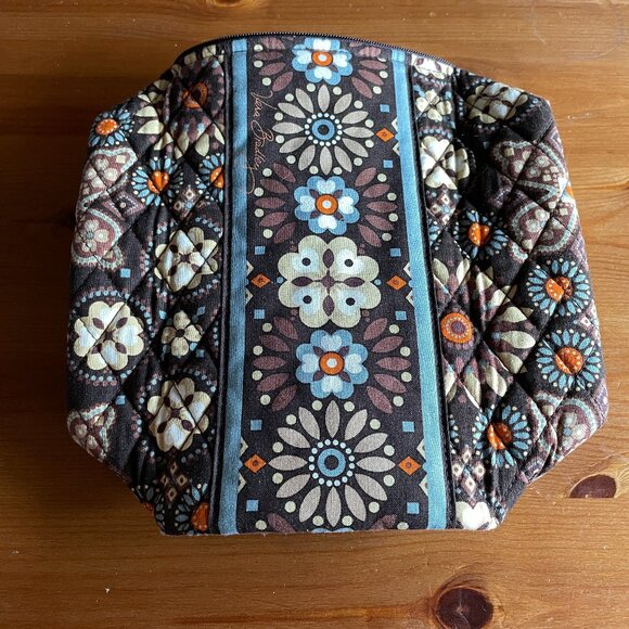 Vera Bradley Handbags - NWOT Vera Bradley Retro Floral Print Zip Close PVC Lined Quilted Cosmetic Case
